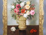 tableau représentant un vase de fleurs posé sur une table, avec une rose rouge