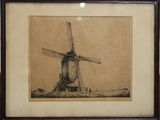 une vieille photo d'un moulin à vent, encadrée, posée sur une table