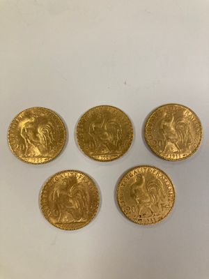 quatre souverains d'or, dont l'un représente un lion et l'autre un lion