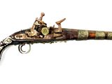 une photo d'une arme très ancienne exposée