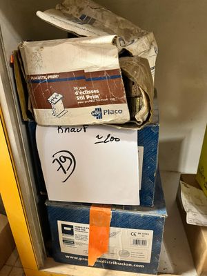 une pile de boîtes empilées les unes sur les autres