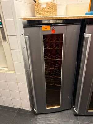 deux fours en acier inoxydable dans une cuisine au sol carrelé