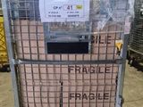 un chariot sur lequel se trouvent quelques cartons dans un entrepôt