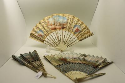 une boîte blanche sur laquelle sont posés un ventilateur et d'autres objets
