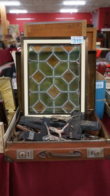 Ensemble d'objets religieux dont des crucifix, statuettes da…