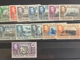 plusieurs types de timbres différents sur un fond noir