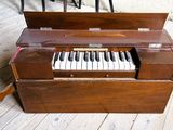 un piano posé par terre à côté d'une chaise
