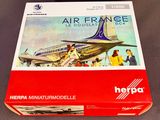 une image représentant une boîte sur laquelle figure l'illustration d'un avion