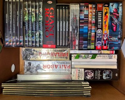 une boîte en carton remplie de DVD et de films