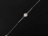 gros plan d'un bracelet en argent sur fond noir