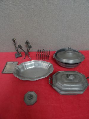 une nappe rouge sur laquelle sont disposés plusieurs objets en argent