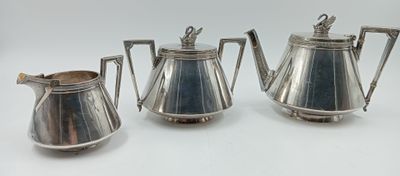 trois couverts posés sur une surface blanche, sur fond blanc