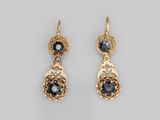 une paire de boucles d'oreilles en or et diamants noirs