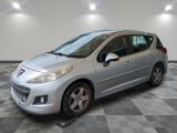 la voiture argentée est garée dans le garage sur le sol en damier