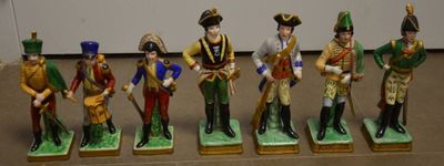sept figurines représentant des hommes en uniforme militaire