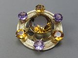 une image d'une broche ornée de pierres d'améthorate, d'améthorate et d'améthorate