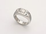 gros plan d'une bague avec des diamants sur fond blanc