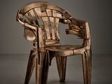 une chaise en bois qui se trouve au milieu d'une pièce