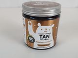 une photo représentant un pot de crème autobronzante posé sur une surface blanche