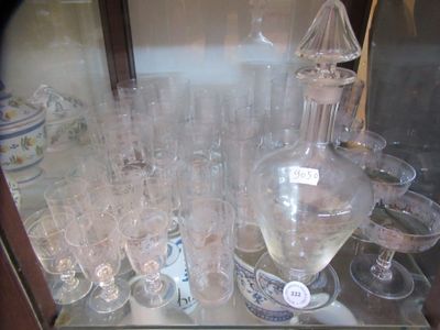 Partie de service de verres en cristal gravé avec un carafon