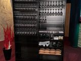 une cave à vin contenant de nombreux verres à vin