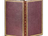 un vieux livre à la couverture en cuir sur fond blanc