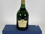 une bouteille de champagne posée sur une boîte bleue