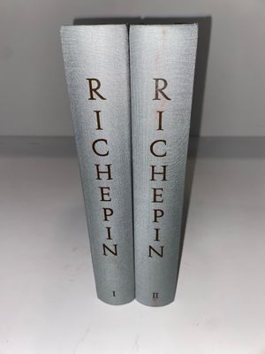 deux livres sont empilés sur une table