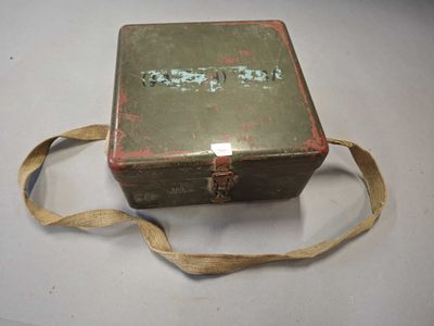 CAISSE ALLEMANDE en fer, marquée 1939 avec aigle. Et sangle …