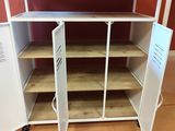 une armoire en métal blanc avec des étagères et des rayonnages