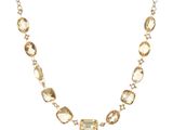 gros plan d'un collier sur fond blanc