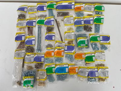 de nombreux types de vis et d'écrous dans le sac