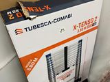 une boîte sur laquelle est posé un tube, dans un coin de la pièce