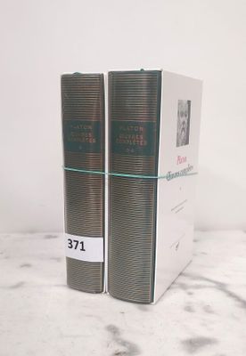 deux livres posés sur une table en marbre