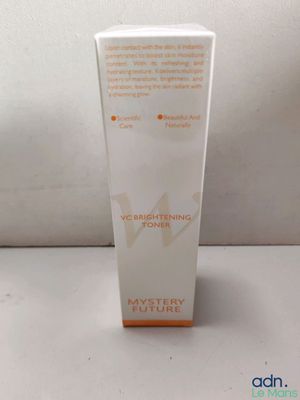 un gros plan sur un flacon de lotion posé sur une table