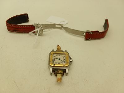 une montre-bracelet avec un bracelet rouge et un cadran argenté
