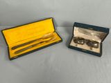 deux paires de verres et une paire de cuillères dans une boîte