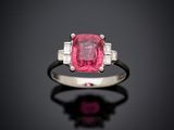 une bague en tourmaline rose et diamant