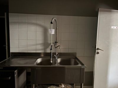 une cuisine avec un évier et un réfrigérateur