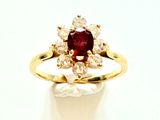 une photo d'une bague en diamant rouge et blanche posée sur un fond blanc