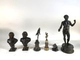 un grand nombre de statues posées sur une table