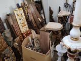 beaucoup d'objets posés sur le sol