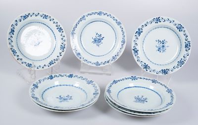 quatre assiettes bleues et blanches ornées de motifs floraux