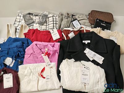 un tas de vêtements posés sur une table