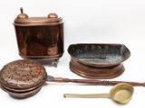 un grand nombre d'objets différents posés sur une table
