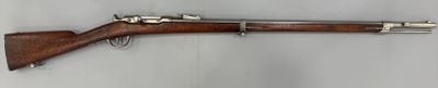 gros plan d'un fusil monté sur un mur