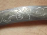 un gros plan d'un bracelet en argent au poignet d'une personne