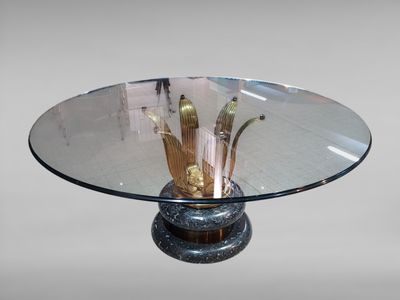 Table ronde piètement en marbre et métal doré figurant des f…