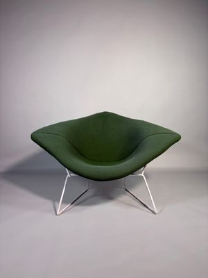 une image représentant une chaise verte sur fond blanc