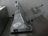 une machine posée sur une table dans une cuisine
